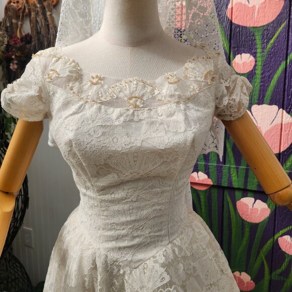 Vintage 1950s Fan Lace Wedding Gown with Beaded Illusion Neckline - Picture 5 of 15